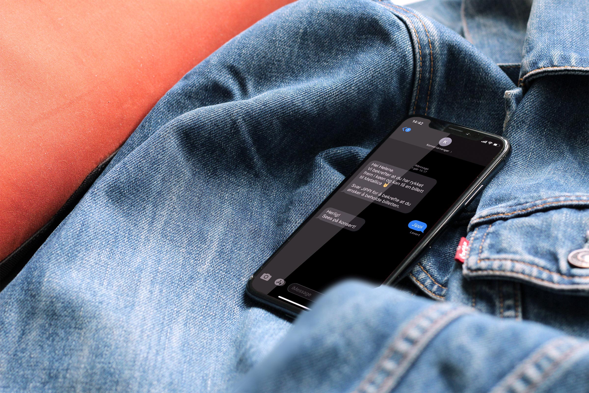 Telefon som ligger på en olajakke