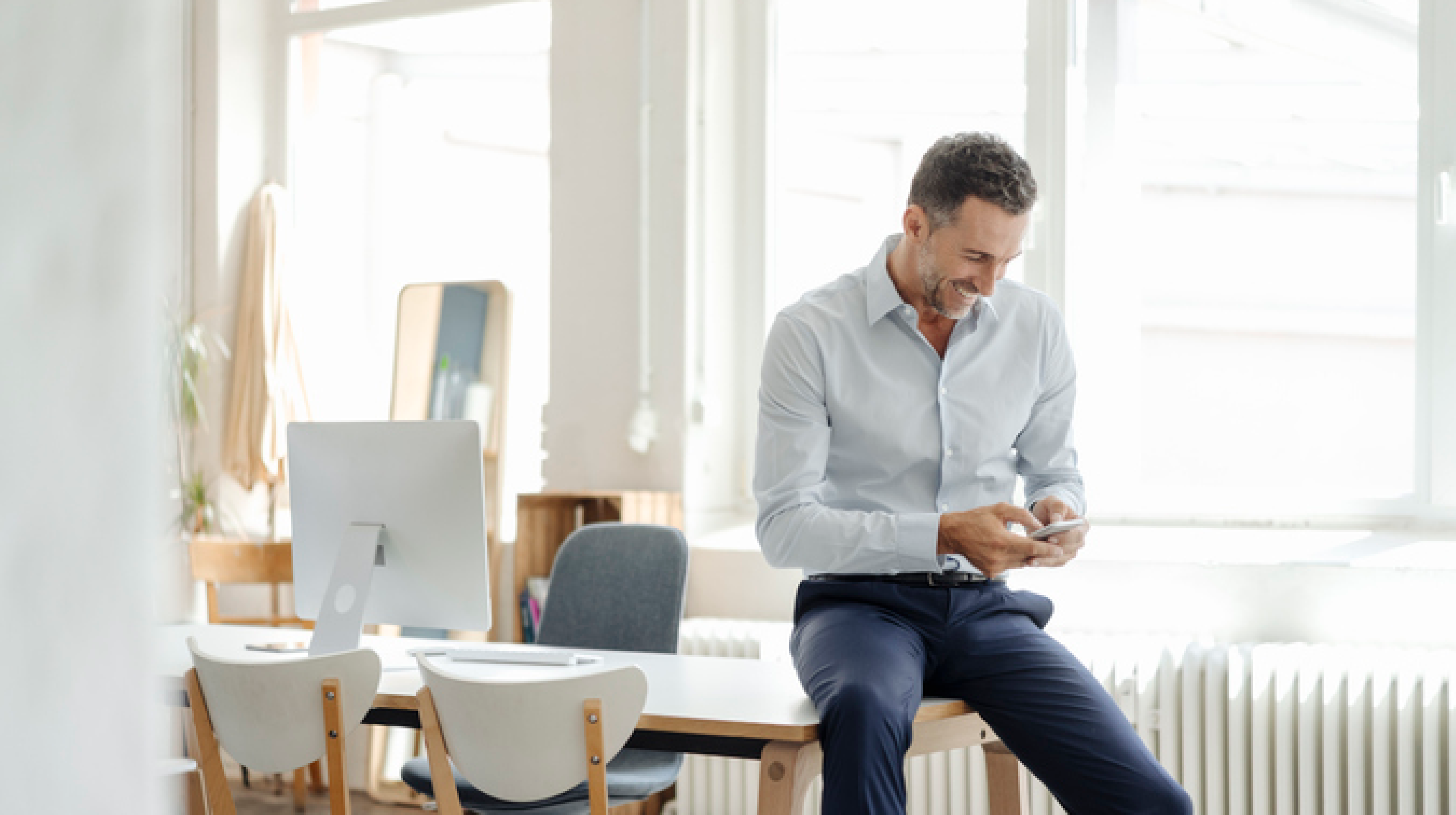 smilende mann på kontor